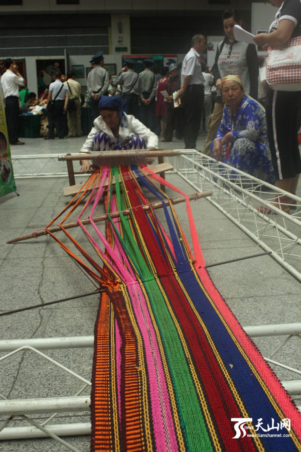 来乌鲁木齐参加“文化遗产日”活动的各族能工巧匠。