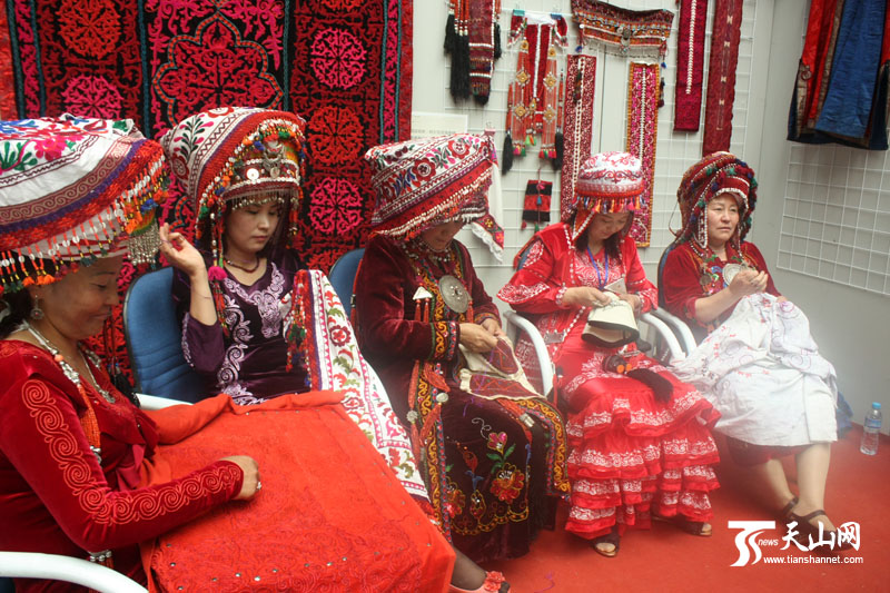 来乌鲁木齐参加“文化遗产日”活动的各族能工巧匠。