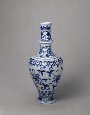 青花缠枝花纹瓜棱瓶(明)-鉴赏收藏-中国艺术品