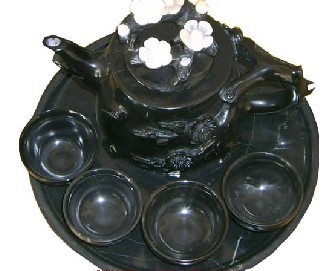 在我国茶文化发展史中，以天然原石制壶是从八十年代开始的。石壶艺术目前已形成三大风格：一是以紫砂茶壶艺术为源本，主要是传统雕刻艺术风格；