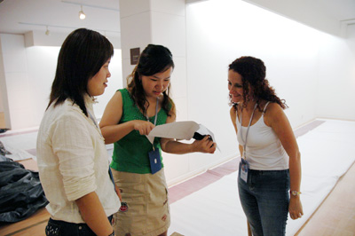 2004上海双年展志愿者已加入布展中