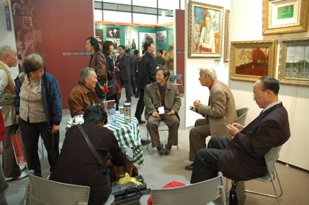 上海美协领导与艺术在艺博会上交流