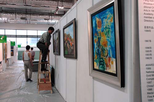 2005上海春季艺术沙龙布展现场之二