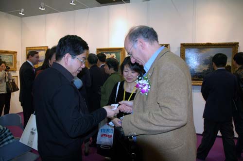 上海艺术博览会组委会秘书长沈根林在展览现场