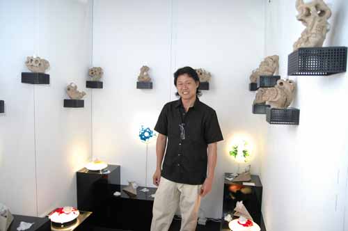 新加坡雕塑家劉定光在艺博会上展示他的“太空城市”作品 
