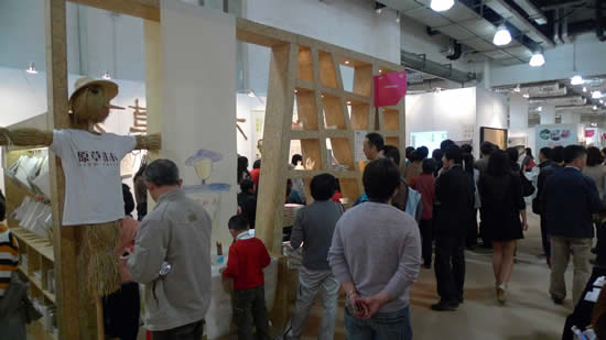 2011上海春季艺术沙龙展会今天观众增多