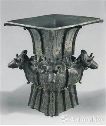 中国古美術・旧蔵の磁器・四羊方尊・16x18cm・書道具・案頭・置物・文房具极美品
