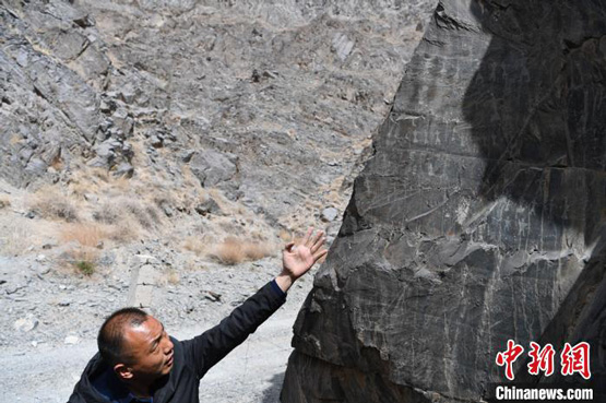 走进嘉峪关黑山摩崖 探访石头上的“史书”