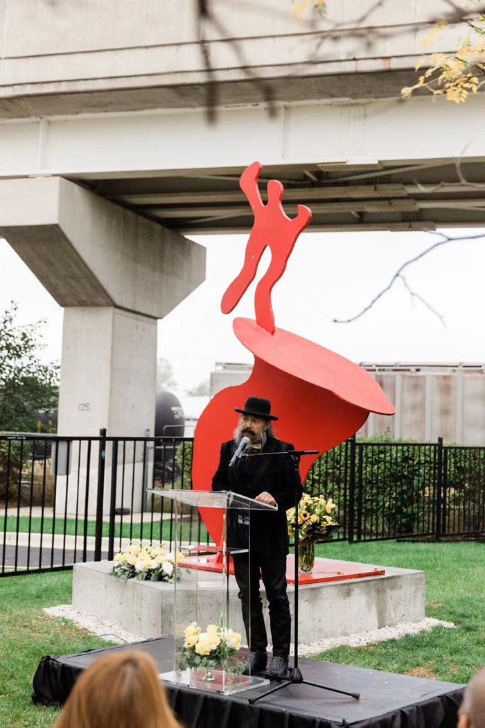 周氏兄弟公共雕塑《红色天使》在芝加哥唐人街落成