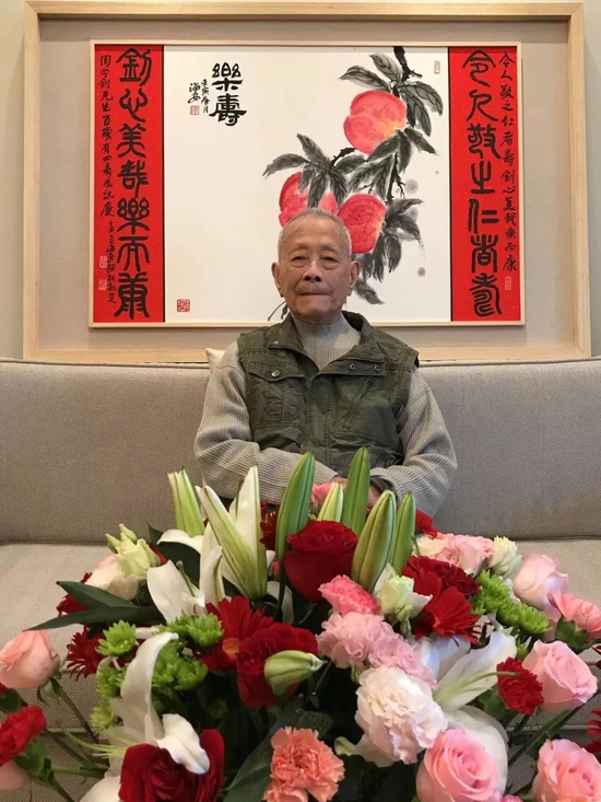 陈海安撰联画寿桃 为104岁美术教育家周令钊贺寿