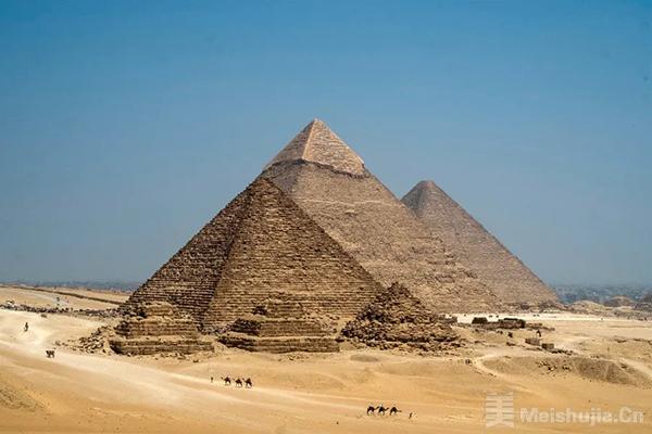 吉萨金字塔群附近墓地发现异常结构